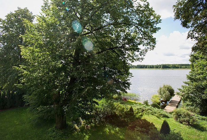 vaade terrassilt, luksuslik villa järve ääres